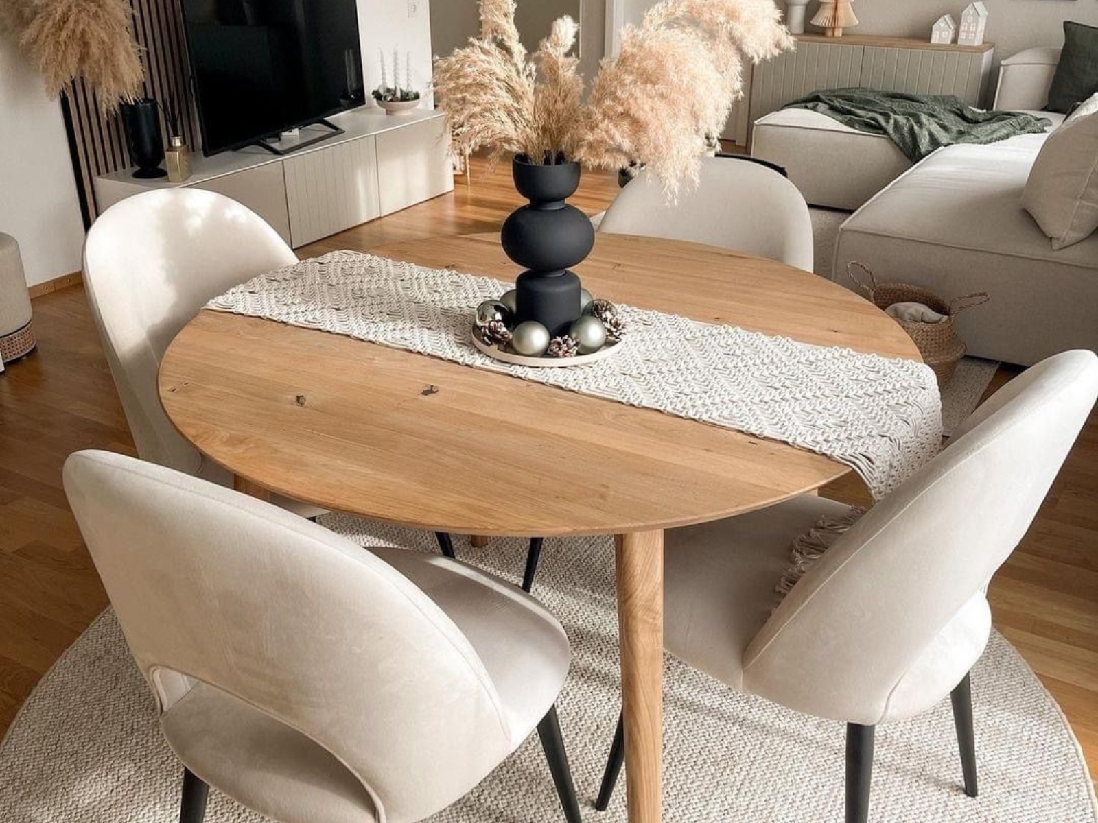 Bí Quyết Chọn Bàn Ăn Phù Hợp Cho Căn Hộ Chung Cư Nhỏ Tối Ưu Không Gian - Hình 1